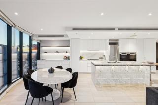 Fortitude Valley 3-Bed, Top Floor and Bridge View - 8