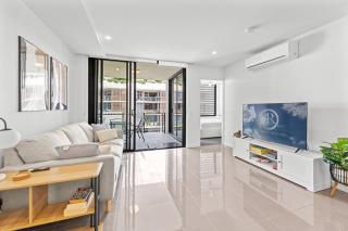 Stylish West End Stay with Rooftop Pool & BBQ - 9