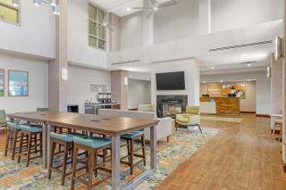 Hampton Inn & Suites by Hilton Plymouth - 1