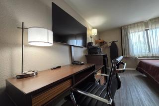 Super 8 by Wyndham Alton - 3