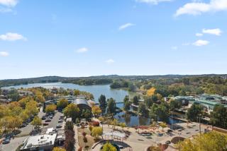 Sleek 2-Bed Apartment with Rooftop Garden Access - 9