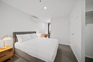 Sleek 2-Bed Apartment with Rooftop Garden Access - 7