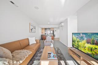 Sleek 2-Bed Apartment with Rooftop Garden Access - 3