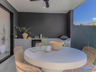 3 Bed Beach Retreat with Pool 1 min walk to sand - 8
