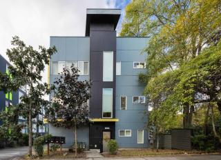 Modern 3BR Retreat Minutes to Swedish & Downtown - 9