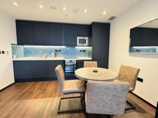 Stylish Flat with Gym and Sauna Hanger Lane - 1