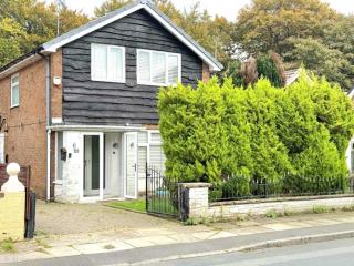 Serene 3-Bedroom Family Rochdale Home with Garden - 0