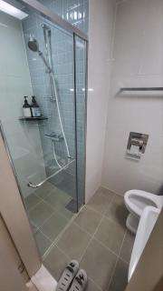 #InfiniteSkySuite #HighFloorView #ModernChicStay #SpaciousComfort - 8