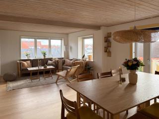 Gult Strandhus Med Udsigt Over Løkken - 9