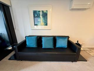 Midnight Luxe 2BR 2Bath 508 L5 in the heart of Braddon Pool Sauna Gym 1 Secure Parking Space Wifi Wine - 7