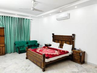 Crystal Inn Guest House - 0