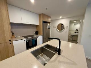 Midnight Luxe 2BR 2Bath 508 L5 in the heart of Braddon Pool Sauna Gym 1 Secure Parking Space Wifi Wine - 6