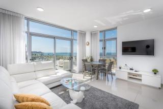 Seafront 3BR Apartment - 8