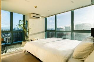 Big Screen TV Panoramic City View - Modern 2 BR High Floor One Uptown Ultra Fast Wi-Fi Washer Dryer - 9