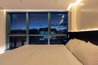 Big Screen TV Panoramic City View - Modern 2 BR High Floor One Uptown Ultra Fast Wi-Fi Washer Dryer - 7