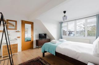 GuestReady - Charming 3-Bedroom Apartment in NW11 - 1