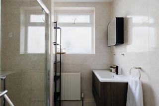 GuestReady - Charming 3-Bedroom Apartment in NW11 - 6