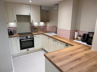 Unique garden flat in converted chapel - Hungerford - 1