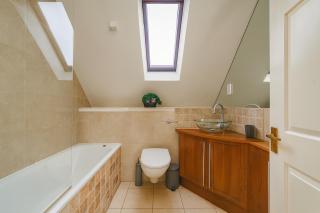 Stylish House with Serene Garden in Fulham - 8