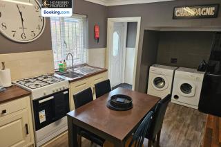 Spacious 3-Bedroom Semi Detached House By Homebird Property Management Short Lets & Serviced Accommodation Leeds With Private Parking & Garden - 8