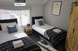 Spacious 3-Bedroom Semi Detached House By Homebird Property Management Short Lets & Serviced Accommodation Leeds With Private Parking & Garden - 4