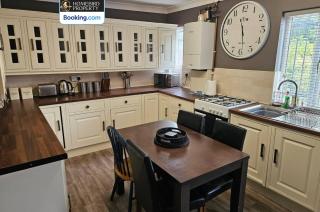 Spacious 3-Bedroom Semi Detached House By Homebird Property Management Short Lets & Serviced Accommodation Leeds With Private Parking & Garden - 3