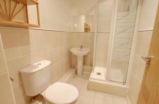 2 Double Bed Flat, En-suite, Top Floor, With Private Parking - 6