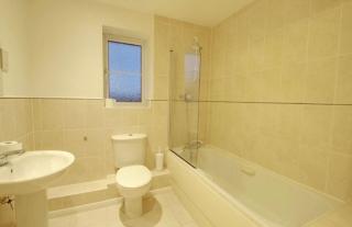 2 Double Bed Flat, En-suite, Top Floor, With Private Parking - 5