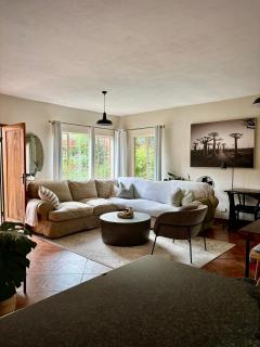 Spacious 2-bed, 2-bath villa with garden and parking - 4