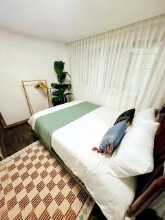 홍대입구역 6번출구 도보 2분, 최고의 위치, 방3개 ,1층 - 2