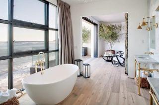 Malibu test apartment pool view 4 - 1