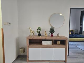 Christmas Golden 5-Person Apartment - 2 King Beds - 8