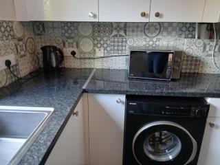 LARGE 3 BEDROOM HOME, 3 BATHROOMS, FREE PARKING, FAST WIFI - 2