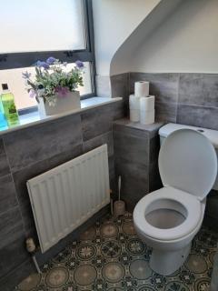 LARGE 3 BEDROOM HOME, 3 BATHROOMS, FREE PARKING, FAST WIFI - 3