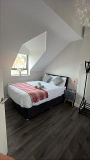 LARGE 3 BEDROOM HOME, 3 BATHROOMS, FREE PARKING, FAST WIFI - 9