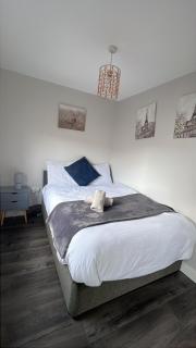 LARGE 3 BEDROOM HOME, 3 BATHROOMS, FREE PARKING, FAST WIFI - 8