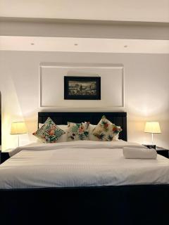 Gold Crest Mall Furnished Serviced Apartment in DHA Phase 4 - Lahore - 5