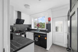 3BR Spacious Central Home in a Quiet Location in Montrose - 2