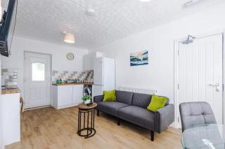 Contractor Heaven Four Bedroom Free Parking in Manchester by Eason Stays - 8