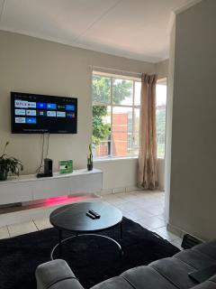 Scenic 2-Bedroom Apartment - Upper Houghton - Fast Wi-Fi & Washer - 0