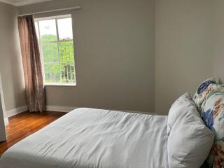 Scenic 2-Bedroom Apartment - Upper Houghton - Fast Wi-Fi & Washer - 4