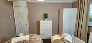 The Kilnwood House - 3 Bed w Free Parking and Fast WiFi - Contractor Ready - 3