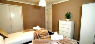 The Kilnwood House - 3 Bed w Free Parking and Fast WiFi - Contractor Ready - 1