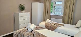 The Kilnwood House - 3 Bed w Free Parking and Fast WiFi - Contractor Ready - 5