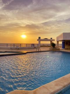 Quiet studio apartment one block from the beach - 0