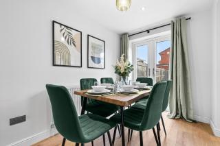 Modern 3-Bed Home, Super King Beds, Drive Parking - 4