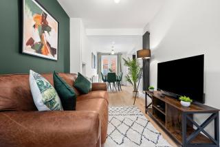 Modern 3-Bed Home, Super King Beds, Drive Parking - 1