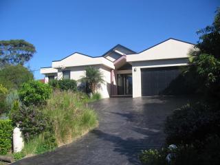 The Weekender - walk to beach & golf club - 0