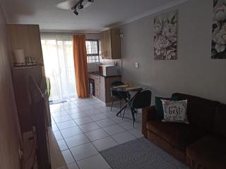 Sandalion Cottage near OR Tambo Airport & Greenstone - 7