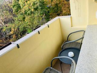 Sunny Central Apartment for 4 Guests 2 minutes from High Street - 1